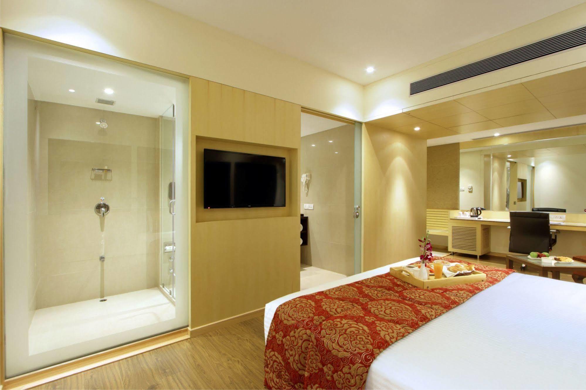 Hotel Express Towers Vadodara Exterior photo